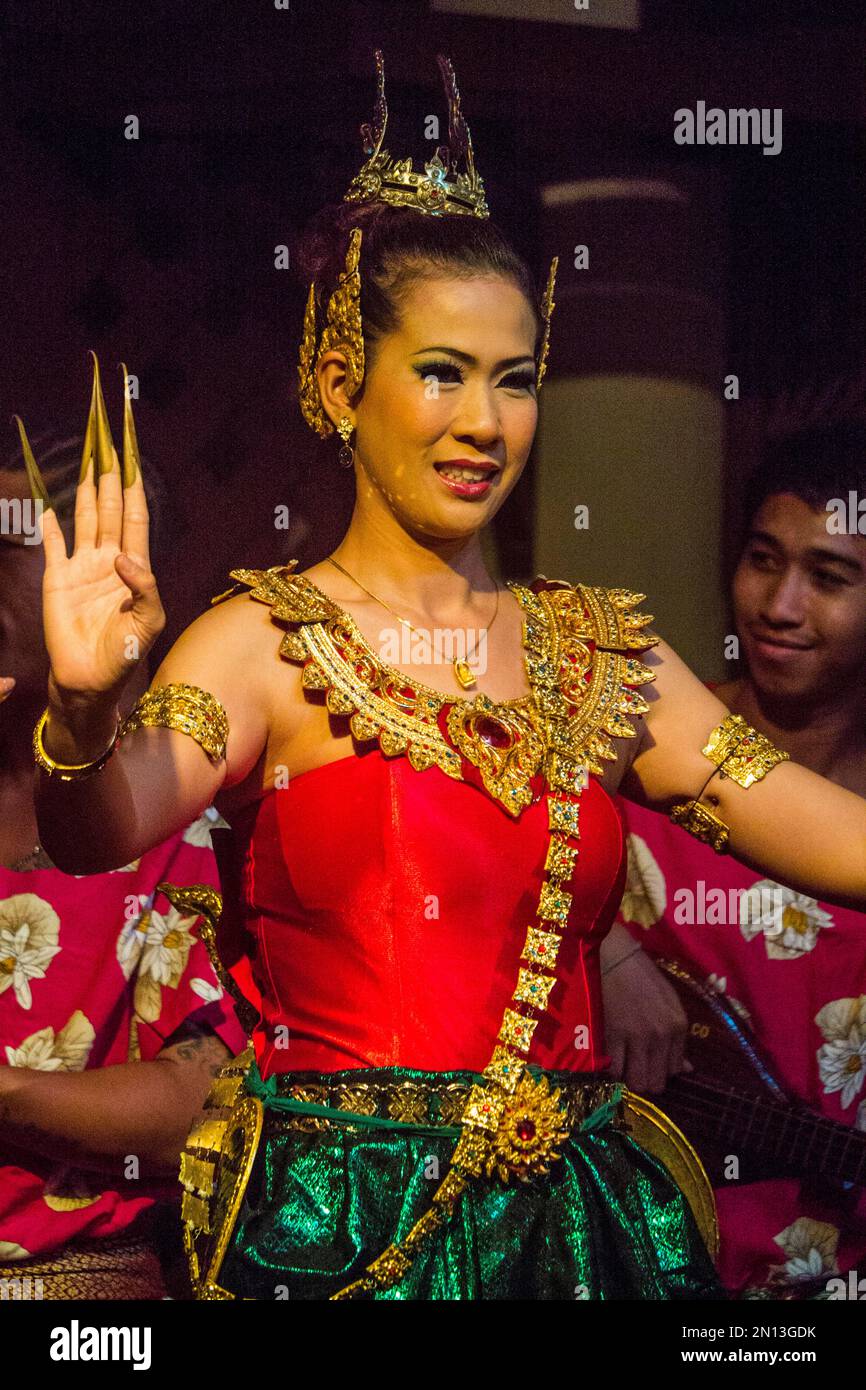 Thailändische Tanzvorstellung, thailändische Mädchen und Männer führen einen lokalen Tanz auf, Phuket, Phuket, Thailand, Asien Stockfoto