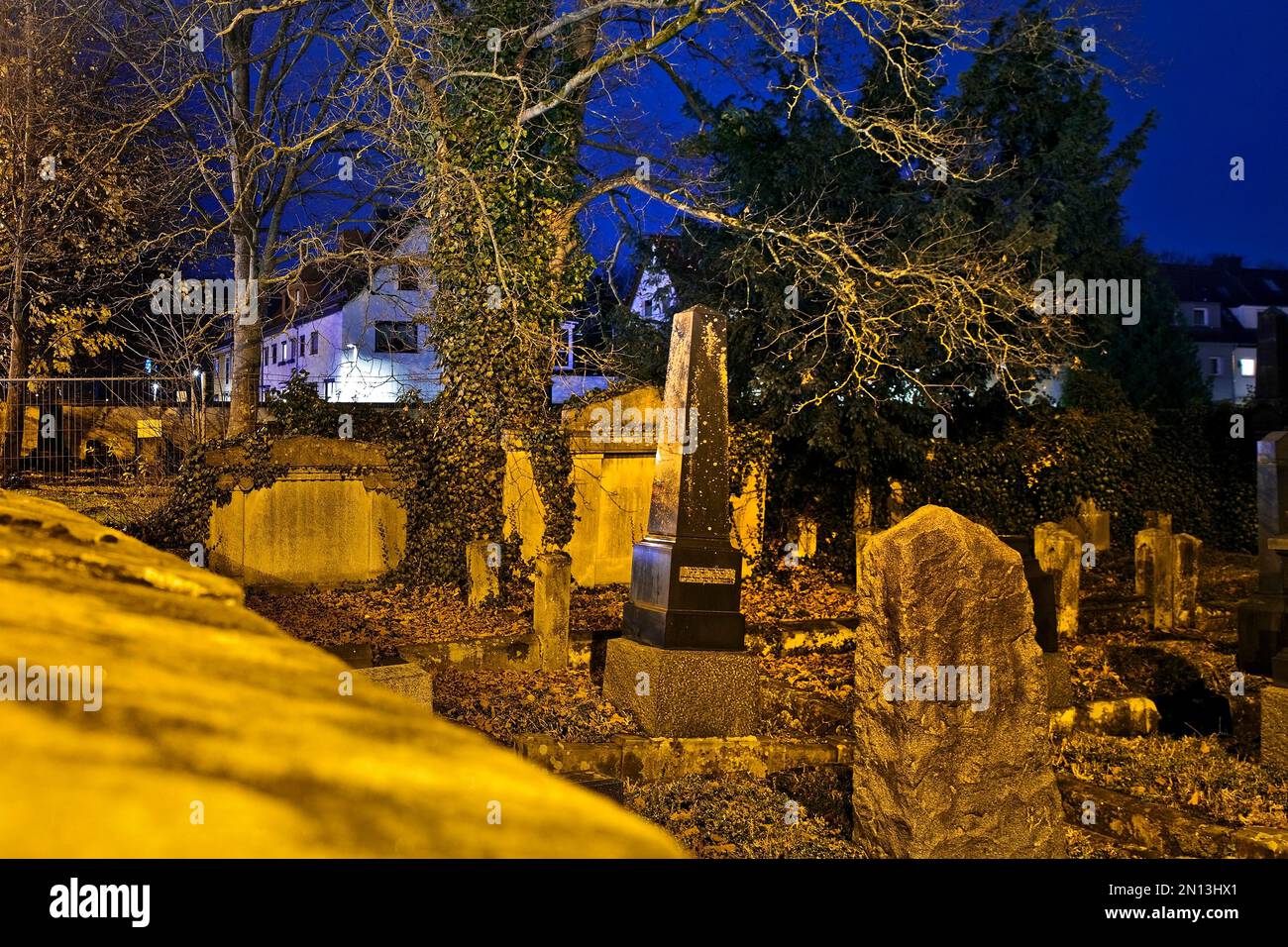 Jüdischer Friedhof, Blick über die Mauer, im Hintergrund die Entwicklung an der Gerichtslinde, Göttingen, Niedersachsen, Deutschland, Europa Stockfoto