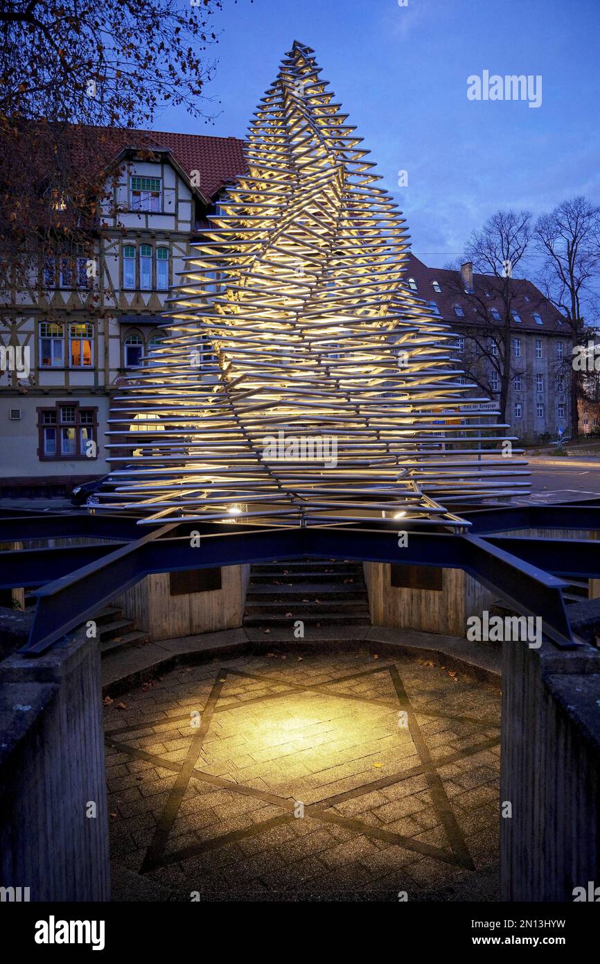 Denkmal auf dem Platz der Alten Synagoge, Künstler Corrado Cagli, Skulptur aus Stahlrohren, die zu einer Pyramide verdreht und in den Grundfarben beleuchtet sind Stockfoto Denkmal auf dem Platz der Alten Synagoge, Künstler Corrado Cagli, Skulptur aus Stahlrohren, die zu einer Pyramide verdreht und in den Grundfarben beleuchtet sind Stockfoto