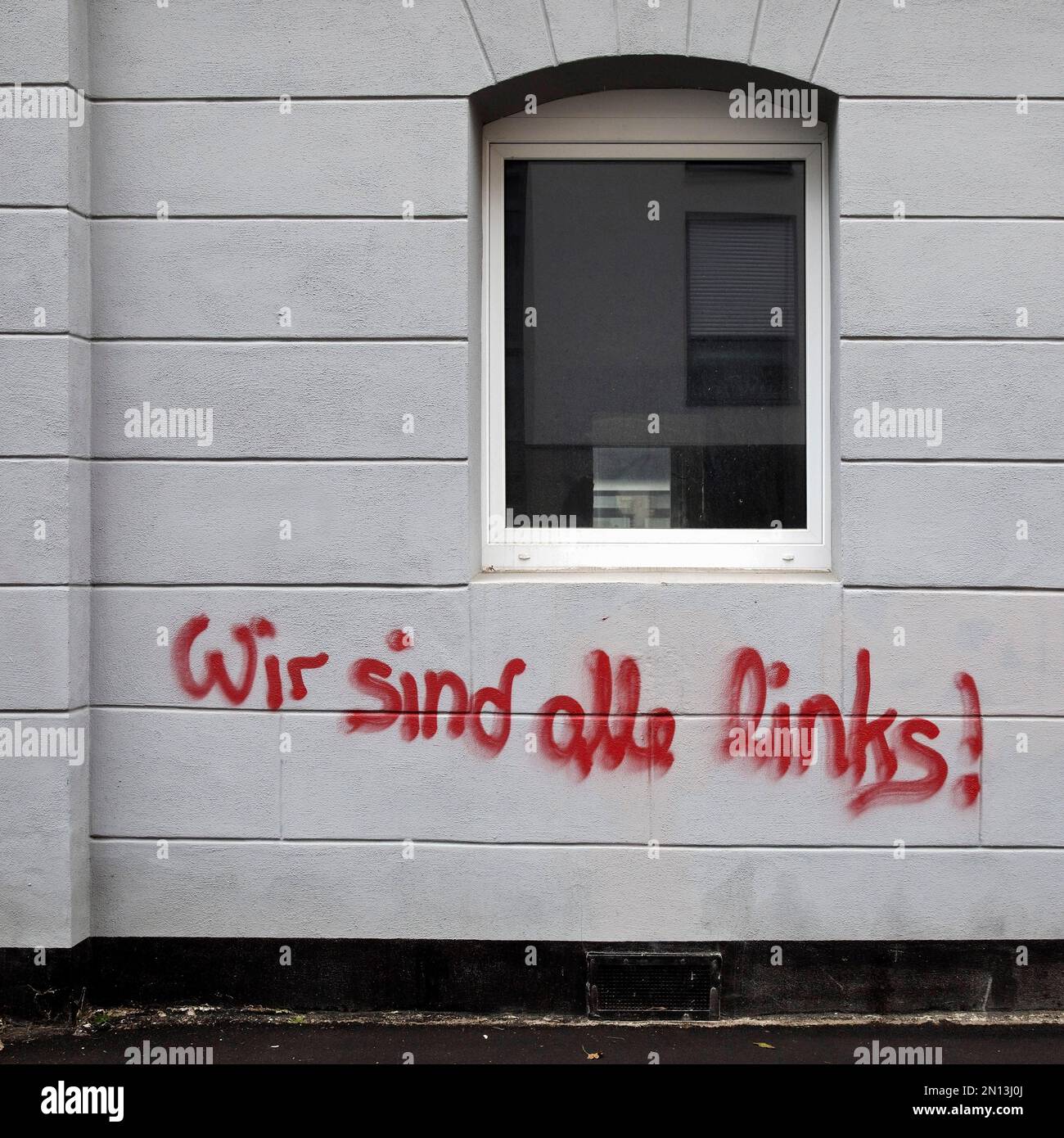 Rote Schrift Wir sind alle in einem Haus auf der linken Straßenseite, Kassel, Hessen, Deutschland, Europa Stockfoto