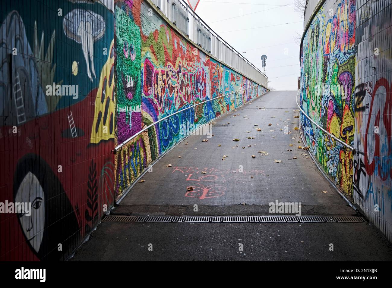 Straßenbahn in Kassel, Unterführung, Rue - Space for Urban Experiments, Kassel, Hessen, Deutschland, Europa Stockfoto
