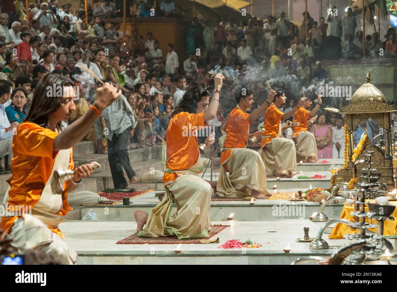 Priester feiern eine Hindu-Zeremonie am Ufer des Ganges, Varanasi, Indien, Asien Stockfoto