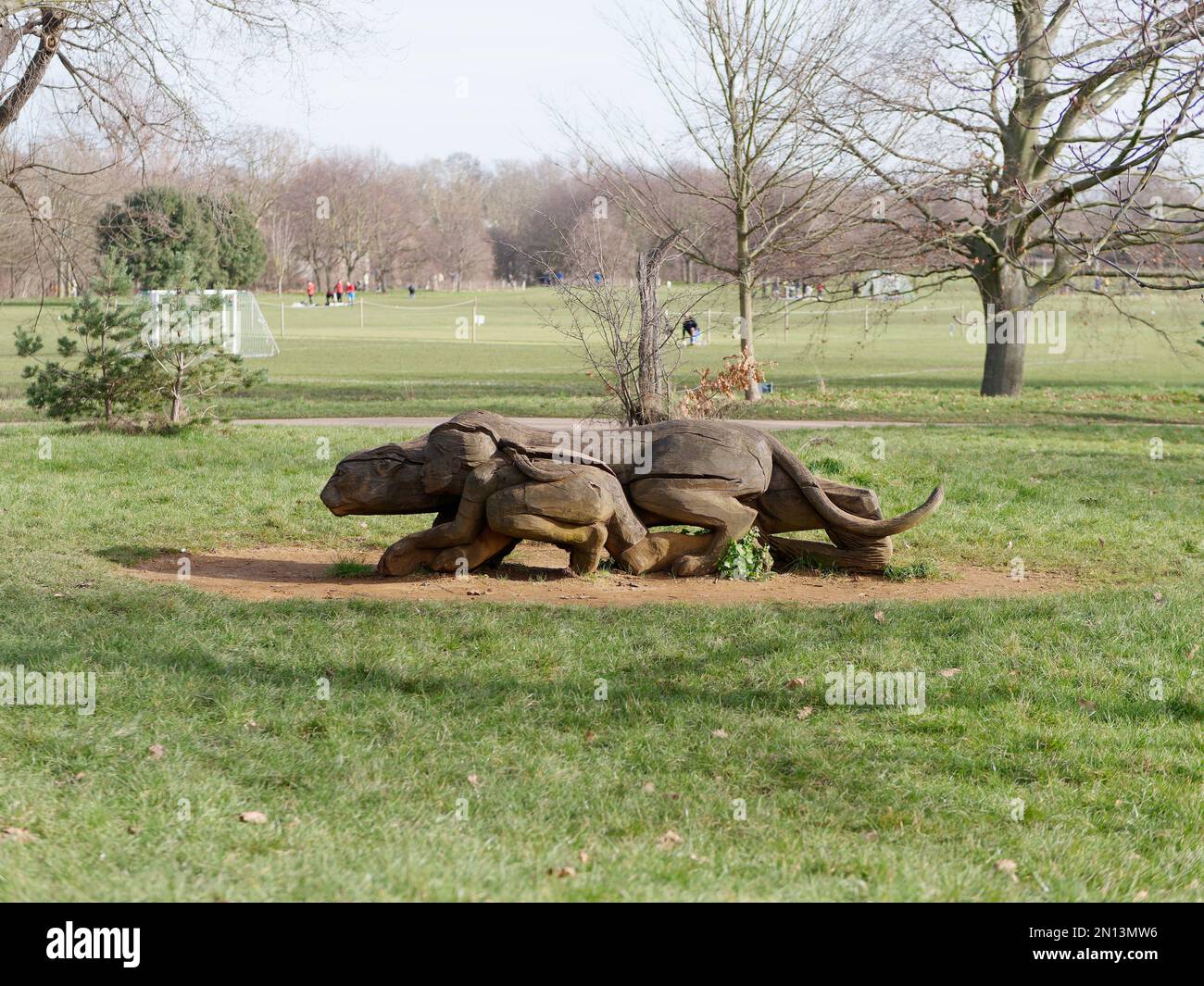 Mädchen mit einer Jaguar Skulptur von Tom Harvey in Regents Park, London, England Stockfoto