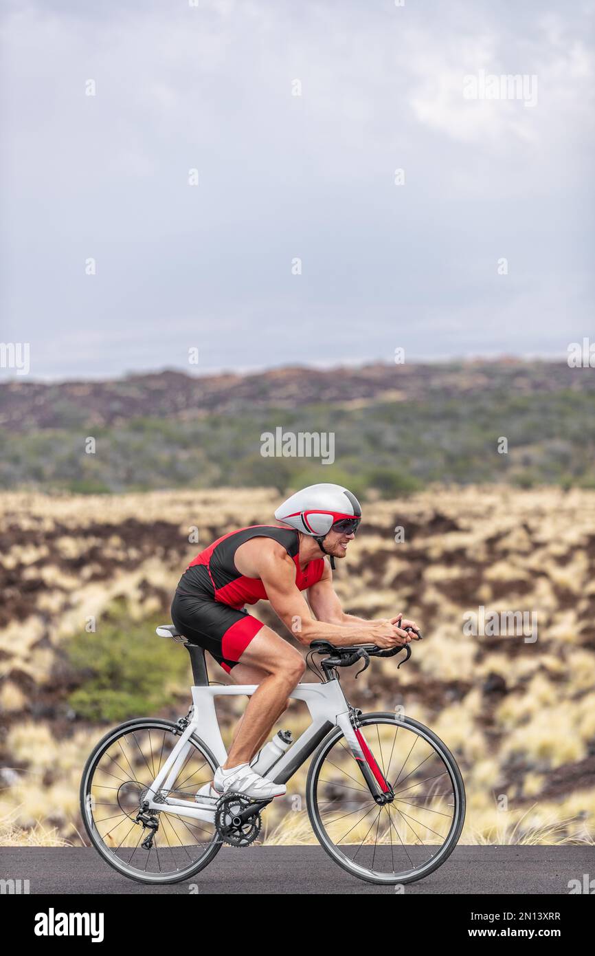 Triathlon-Probefahrt Triathlet-Radfahrer auf dem Road Bike in Hawaii radeln in anspruchsvollen Rennen in vulkanischer Landschaft bergauf. Fitness Stockfoto