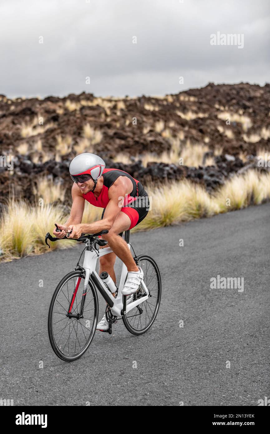 Triathlon Cycling Race Time Probefahrt Triathlet man Cyclist Ride in Hawaii Race in vulkanischer Landschaft. Fitness-aktiver Lifestyle vertikales Erntegut Stockfoto