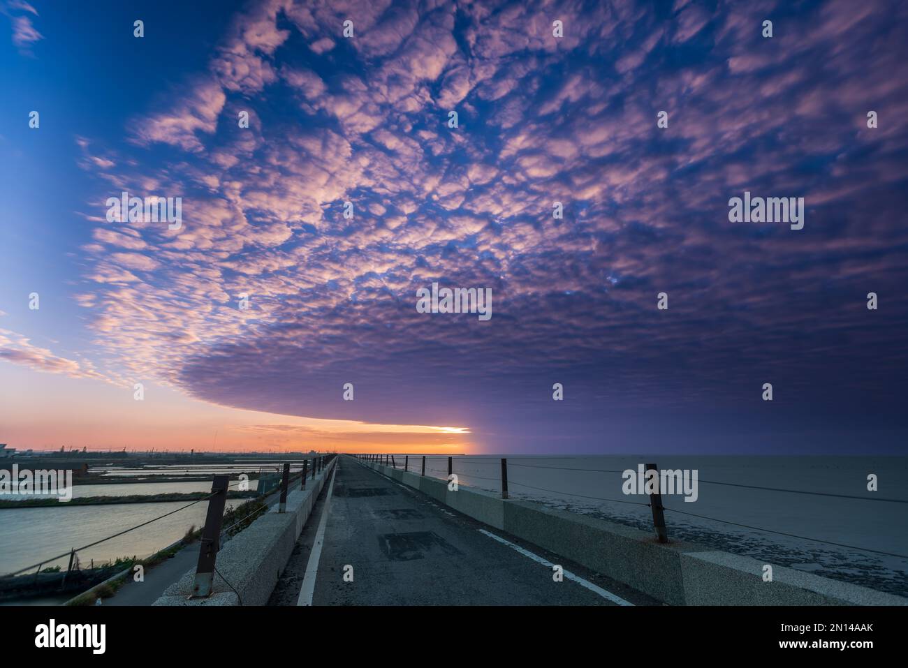 Farbenfrohe Sonnenuntergänge an der Küste, petrochemische Pflanzen auf entlegenen Inseln. Sechster Naphtha-Cracker, Mailiao Township, Yunlin County, Taiwan Stockfoto