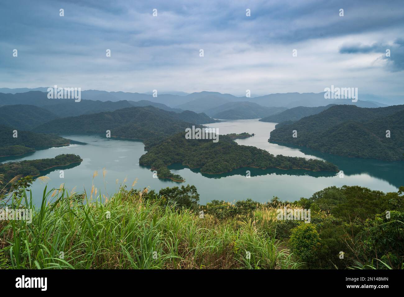 Kurvige Seen und rauschende Berge. Chinesisches Tintengemälde. Krokodilinsel, Qiandao See, Shiding, New Taipei, Taiwan Stockfoto