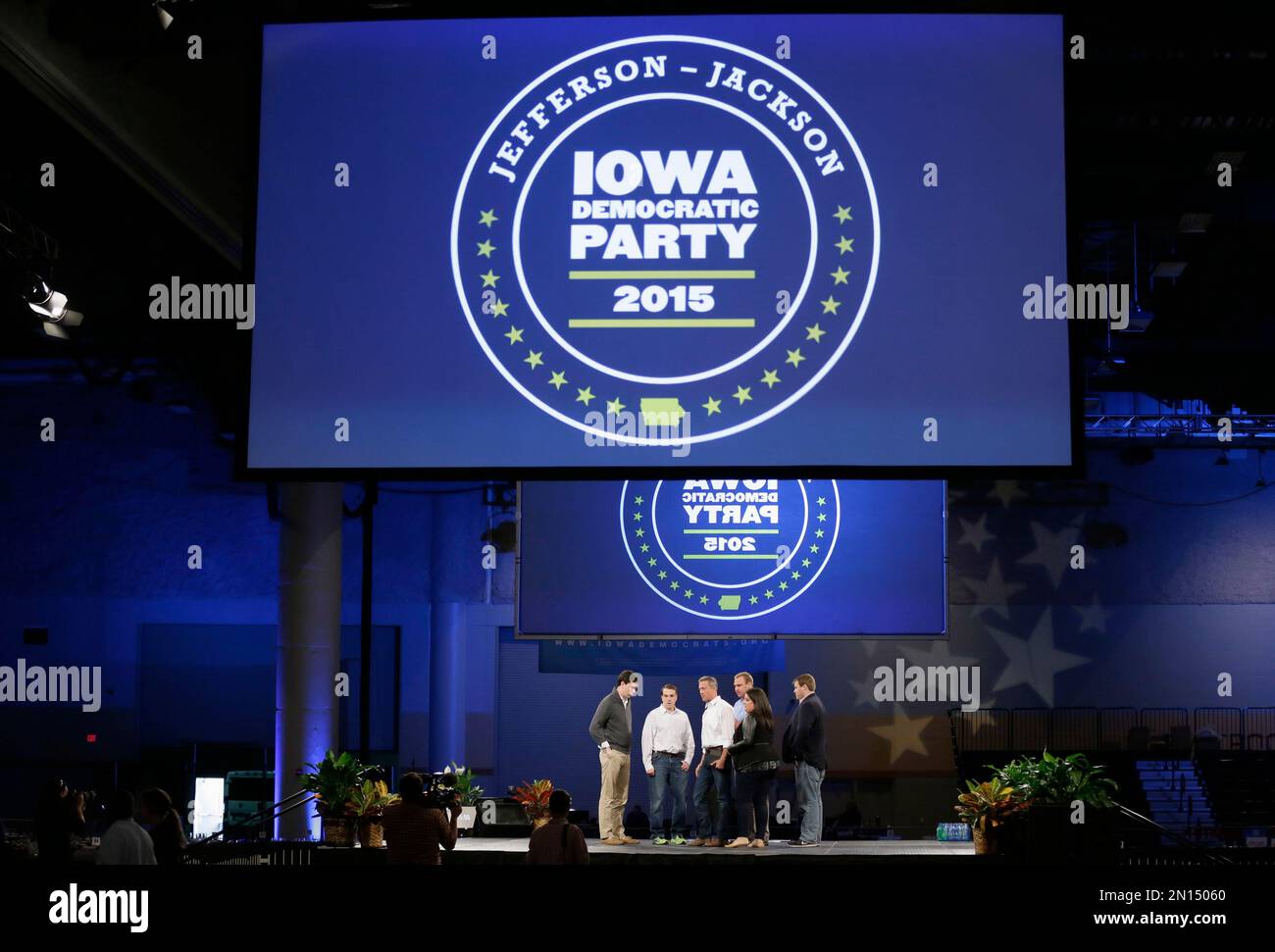 Democratic presidential candidate, former Maryland Gov. Martin O'Malley, stands on stage with staff members during a walk through before the Iowa Democratic Party's Jefferson-Jackson Dinner, Saturday, Oct. 24, 2015, in Des Moines, Iowa. (AP Photo/Charlie Neibergall) Stockfoto