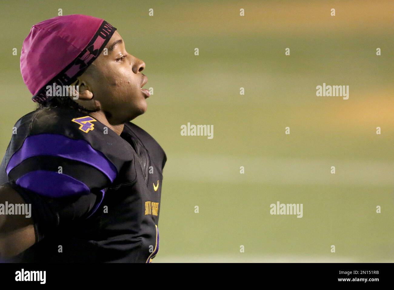 South Shore Vikings RB Omar Jarrett stretches at halftime against the Canarsie Chiefs during a high school football game on Friday, October 23, 2015 in Brooklyn, NY. South Shore won. (AP Photo/Gregory Payan) Stockfoto