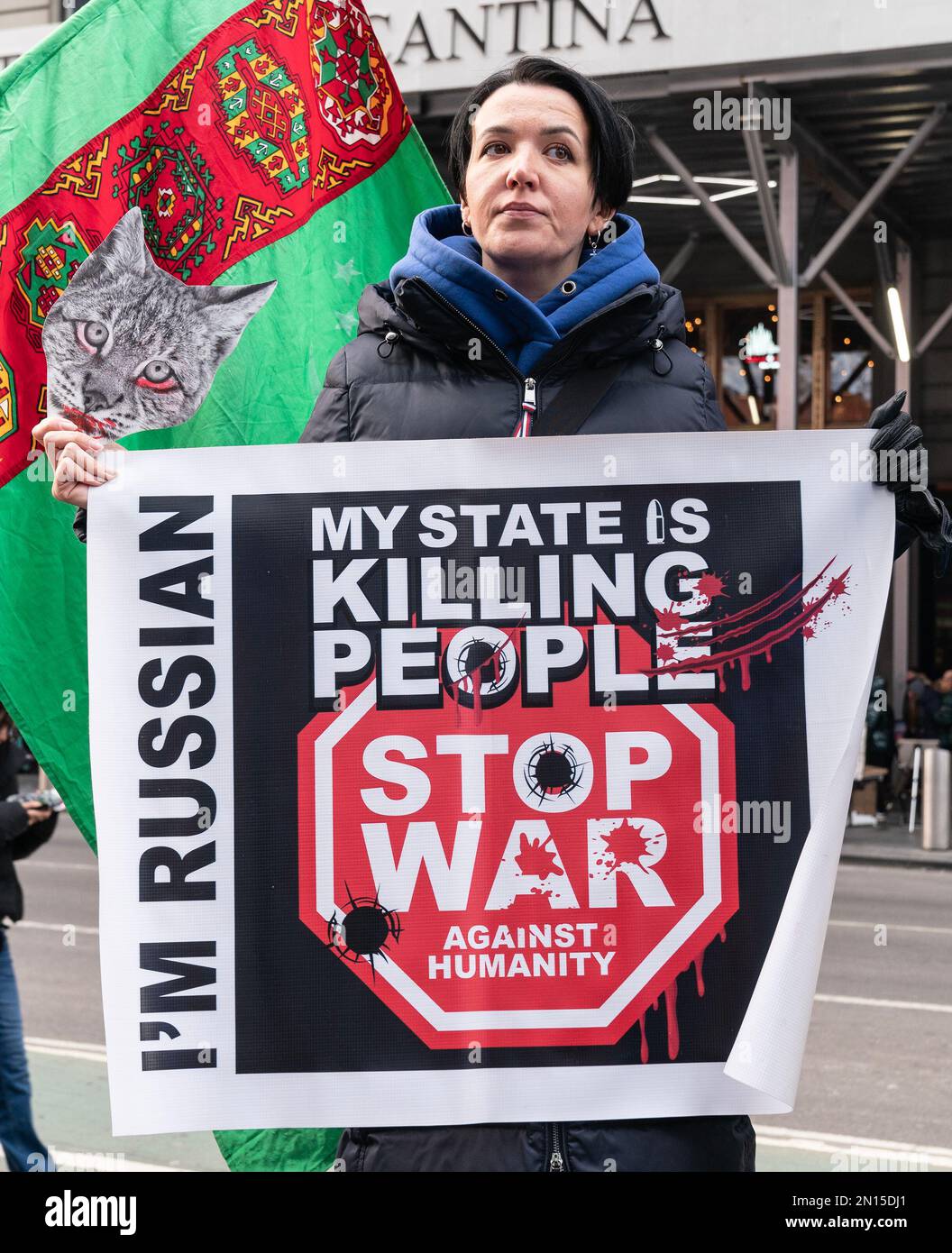 New York, New York, USA. 5. Februar 2023. Aktivisten versammeln sich gegen die russische Aggression in der Ukraine zum Thema "Ökzid" auf dem Times Square. Demonstranten hielten Masken von Tieren, Vögel mit roten Überresten, die symbolisierten, wie viele von ihnen während des Krieges getötet wurden. (Kreditbild: © Lev Radin/Pacific Press via ZUMA Press Wire) NUR ZUR REDAKTIONELLEN VERWENDUNG! Nicht für den kommerziellen GEBRAUCH! Stockfoto