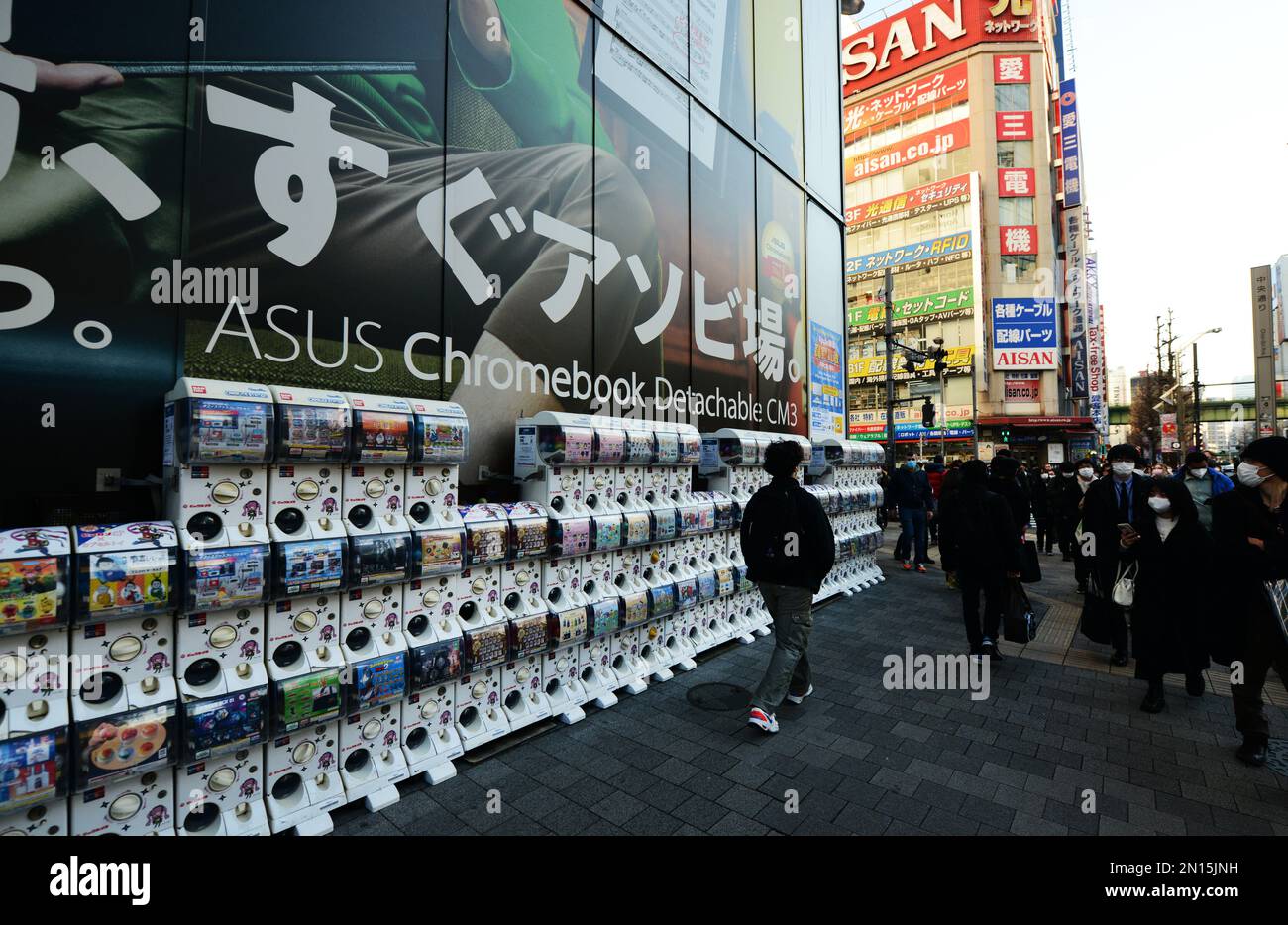 Kapselstationen, Verkaufsautomaten, die Manga- und Anime-Spielzeug und Sammlerstücke vor einem Geschäft in Akihabara, Tokio, Japan ausgeben. Stockfoto