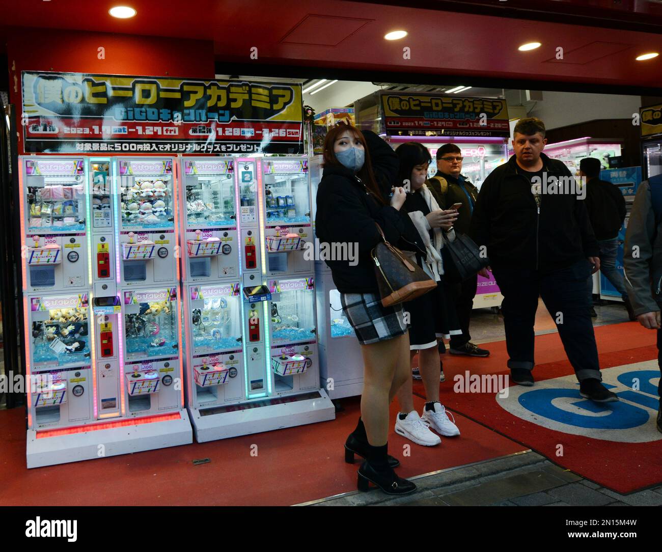 Kapselstationen, Verkaufsautomaten, die Manga- und Anime-Spielzeug und Sammlerstücke vor einem Geschäft in Akihabara, Tokio, Japan ausgeben. Stockfoto