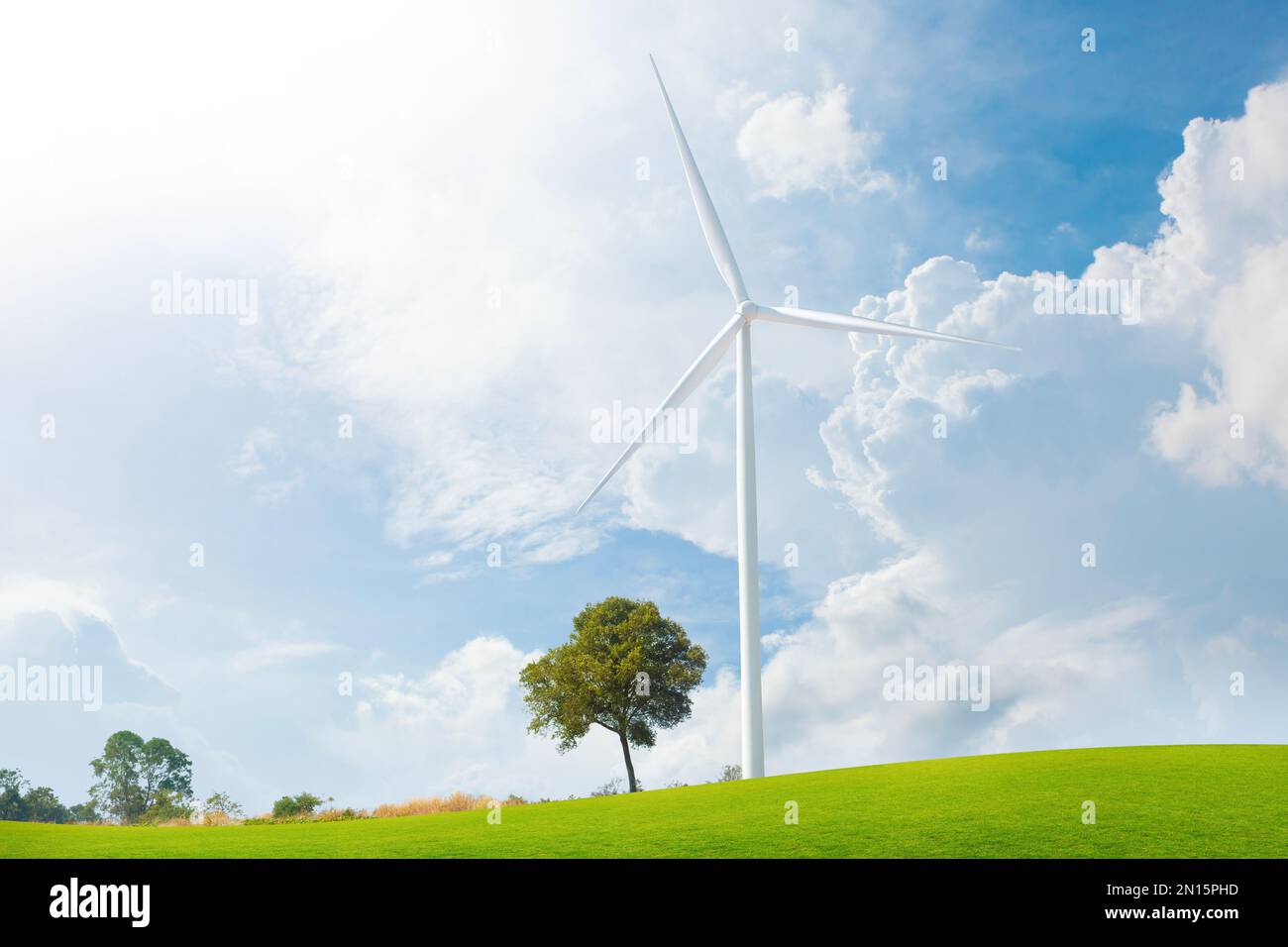 Windturbinen auf Ackerland werden immer häufiger. Windturbinen können eine saubere, erneuerbare Energiequelle sowie eine zuverlässige Energiequelle sein Stockfoto