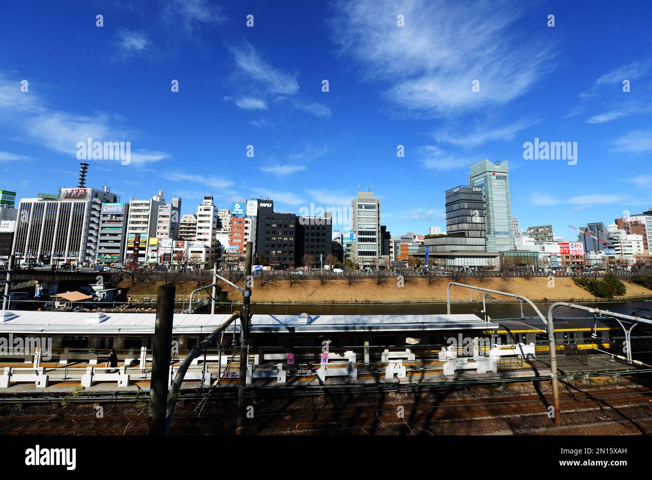 Ein Blick auf die sich wandelnde Skyline von Ichigaya entlang des äußeren Grabens des Kaiserpalastes und der JR Chou Linie. Tokio, Japan. Stockfoto