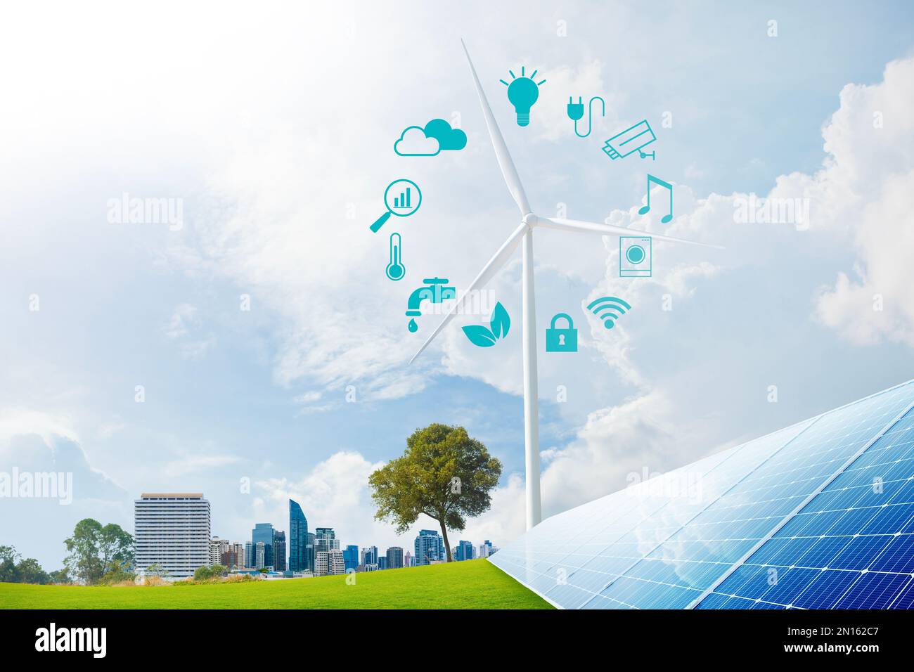 Energie-Symbol auf Windkraftanlagen, Solarpaneelen und grünen Blättern in Smart City. Erneuerbare Energie. Nachhaltig und umweltfreundlich. Stockfoto