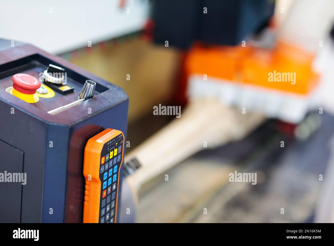 Bedientafel und Fernsteuerung der holzbearbeitenden CNC-Fräsmaschine. Selektiver Fokus. Stockfoto