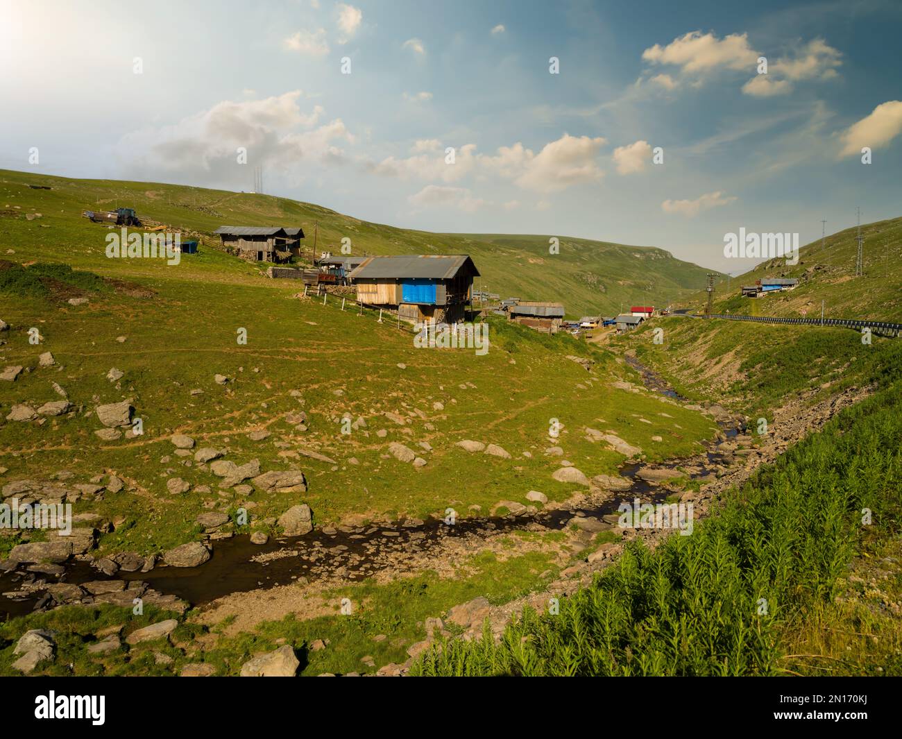 Hochplateau-Häuser am Schwarzen Meer. Morgen auf dem Kocabey-Plateau. Savsat-Bezirk, Artvin, Türkei Stockfoto