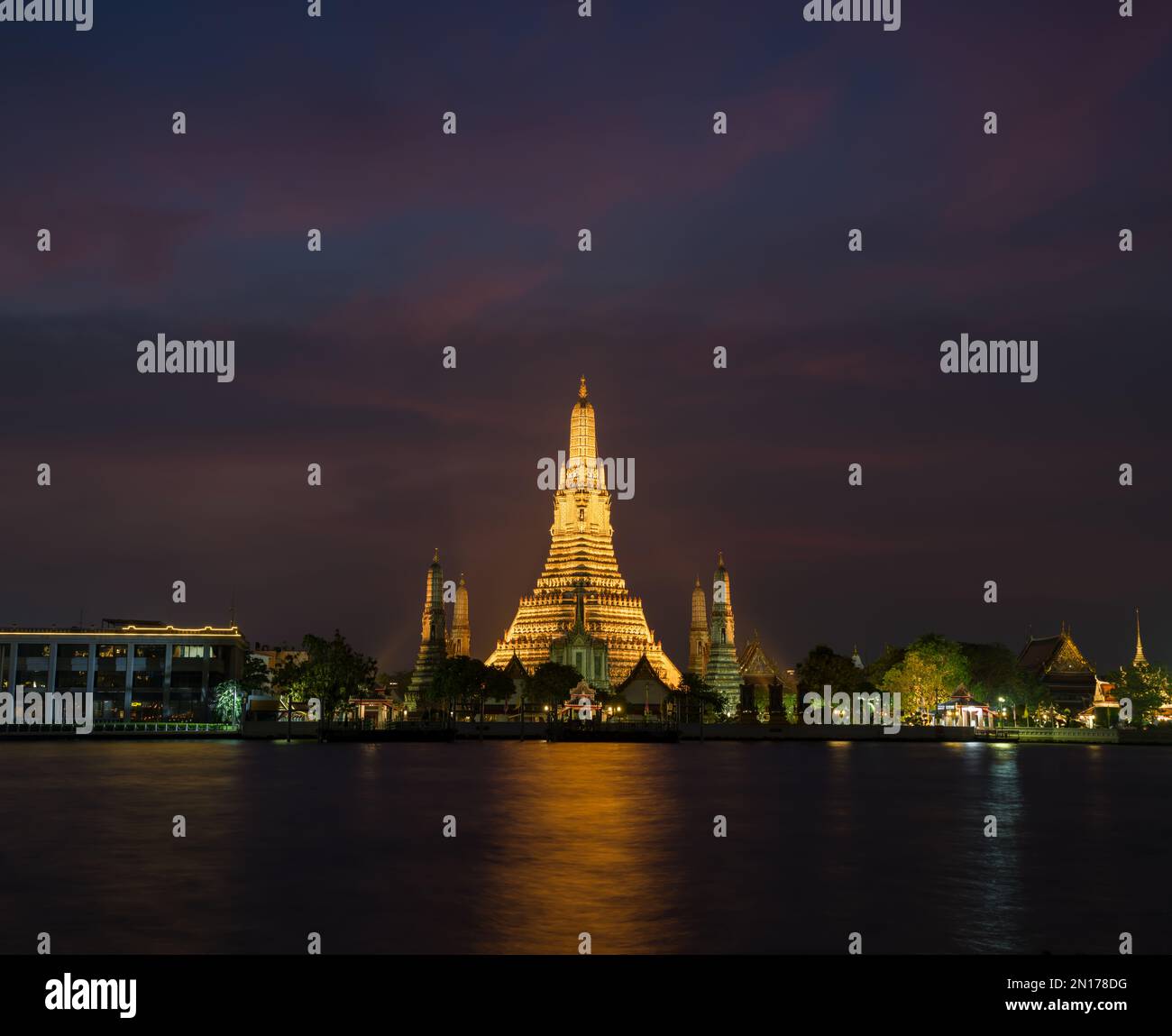 Atemberaubender Blick in der Abenddämmerung auf den Wat Arun Tempel. Eines der schönsten Reiseziele Thailands. Bangkok, Thailand Stockfoto