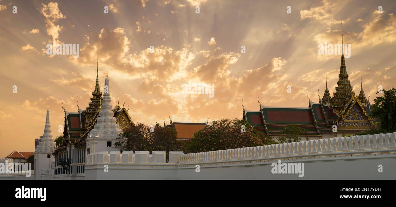 Singkhon Khanth Fort um den Großen Palast bei Sonnenuntergang. Bangkok, Thailand Stockfoto