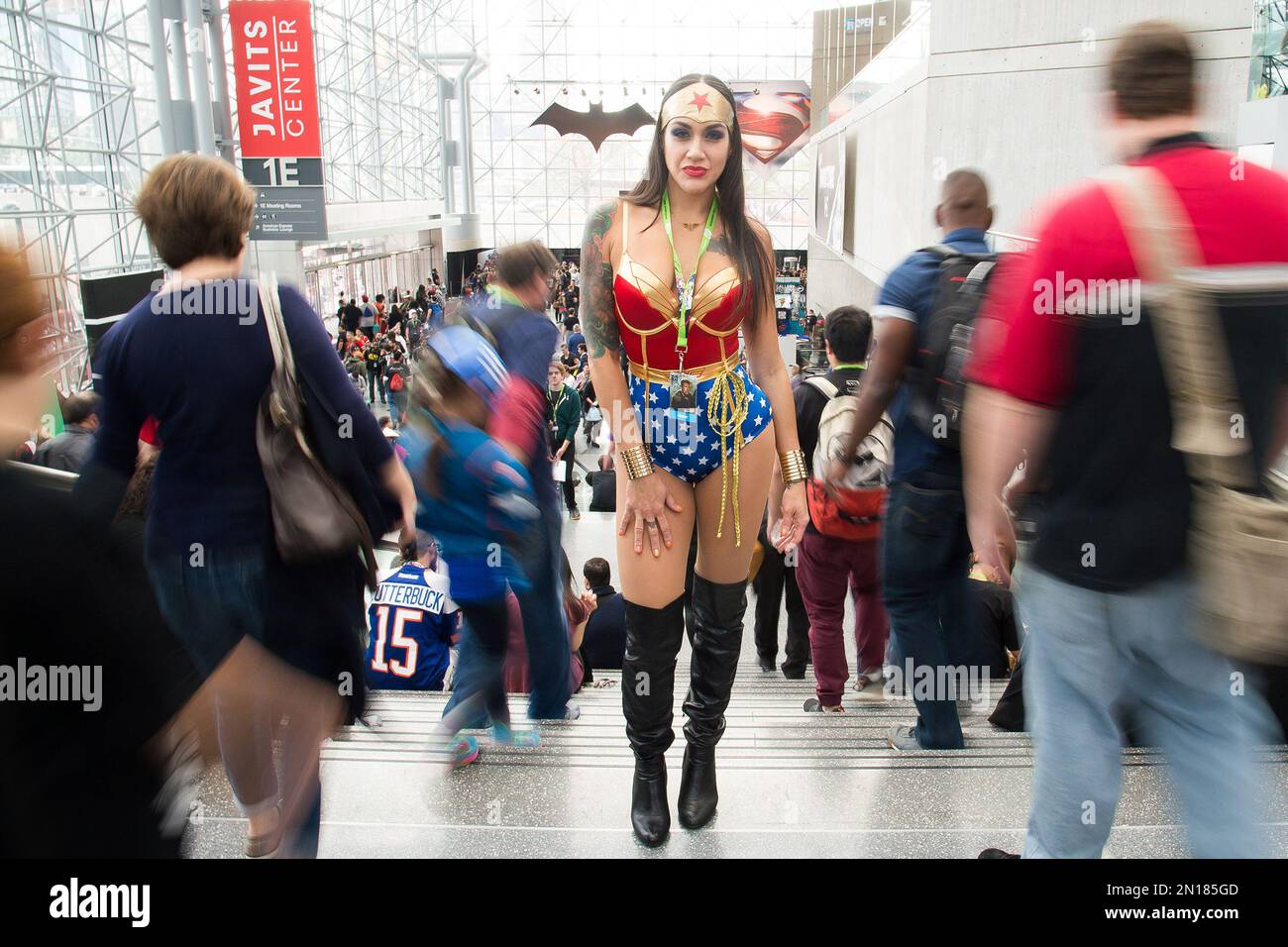 An attendee dressed as Wonder Woman walks the floor of New York Comic Con at the Javits Center on Friday, Oct. 9, 2015, in New York. (Photo by Charles Sykes/Invision/AP) Stockfoto