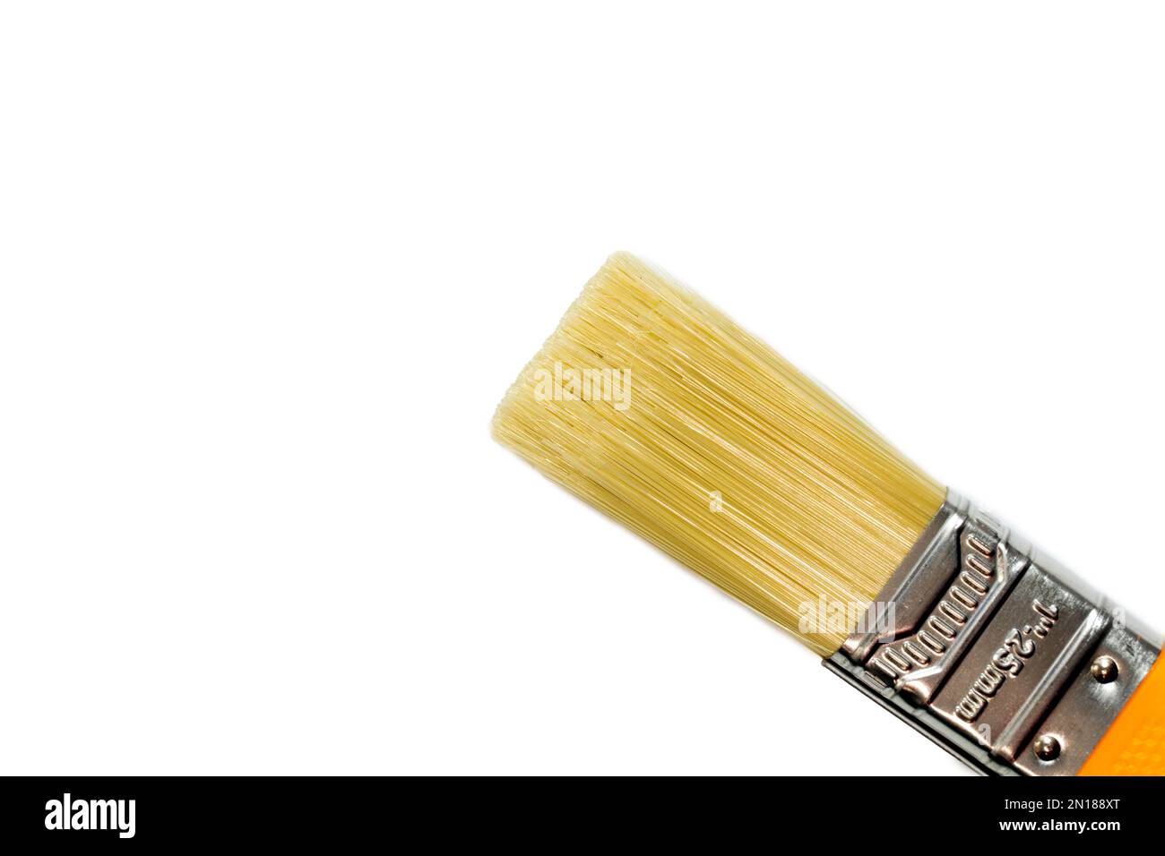 Auf weißem Hintergrund wird ein kleiner Pinsel mit Nylonborsten isoliert. Wird verwendet, um Innen- und Außenwände des Hauses mit Acrylfarbe zu streichen. Stockfoto