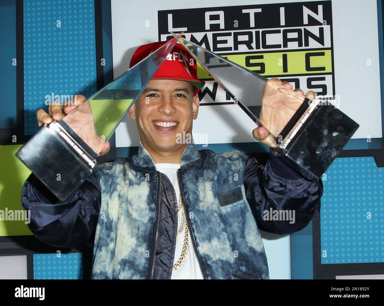 Daddy Yankee poses backstage with the awards for favorite song - urban for “Sigueme y te Sigo” and favorite male artist - urban backstage at the Latin American Music Awards at the Dolby Theatre on Thursday, Oct. 8, 2015, in Los Angeles. (Photo by Paul A. Hebert/Invision/AP) Stockfoto