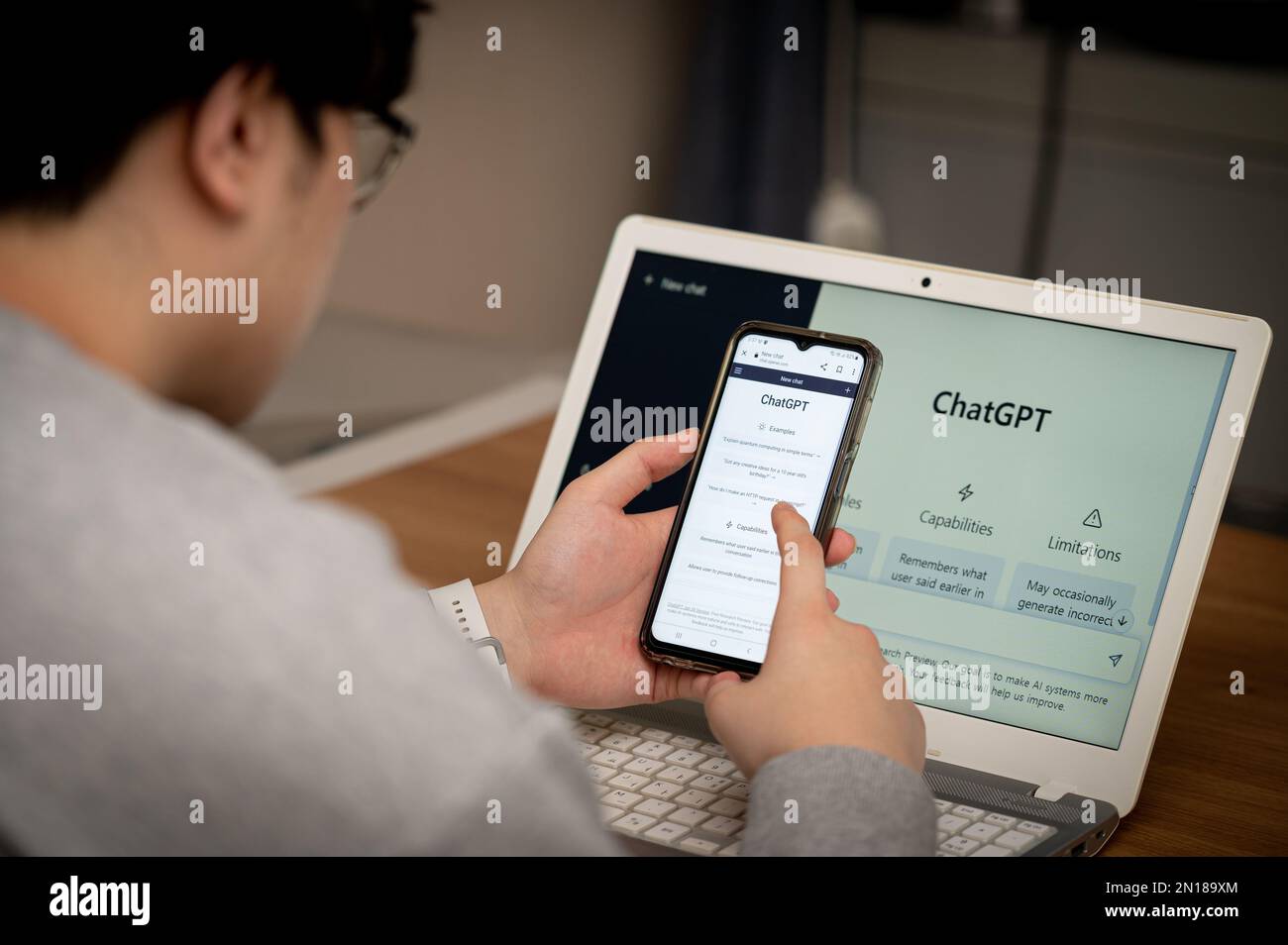 Seoul, Südkorea - 06. Februar 2023 : Ein Mann, der mit künstlicher Intelligenz ChatGPT nach Informationen sucht Stockfoto