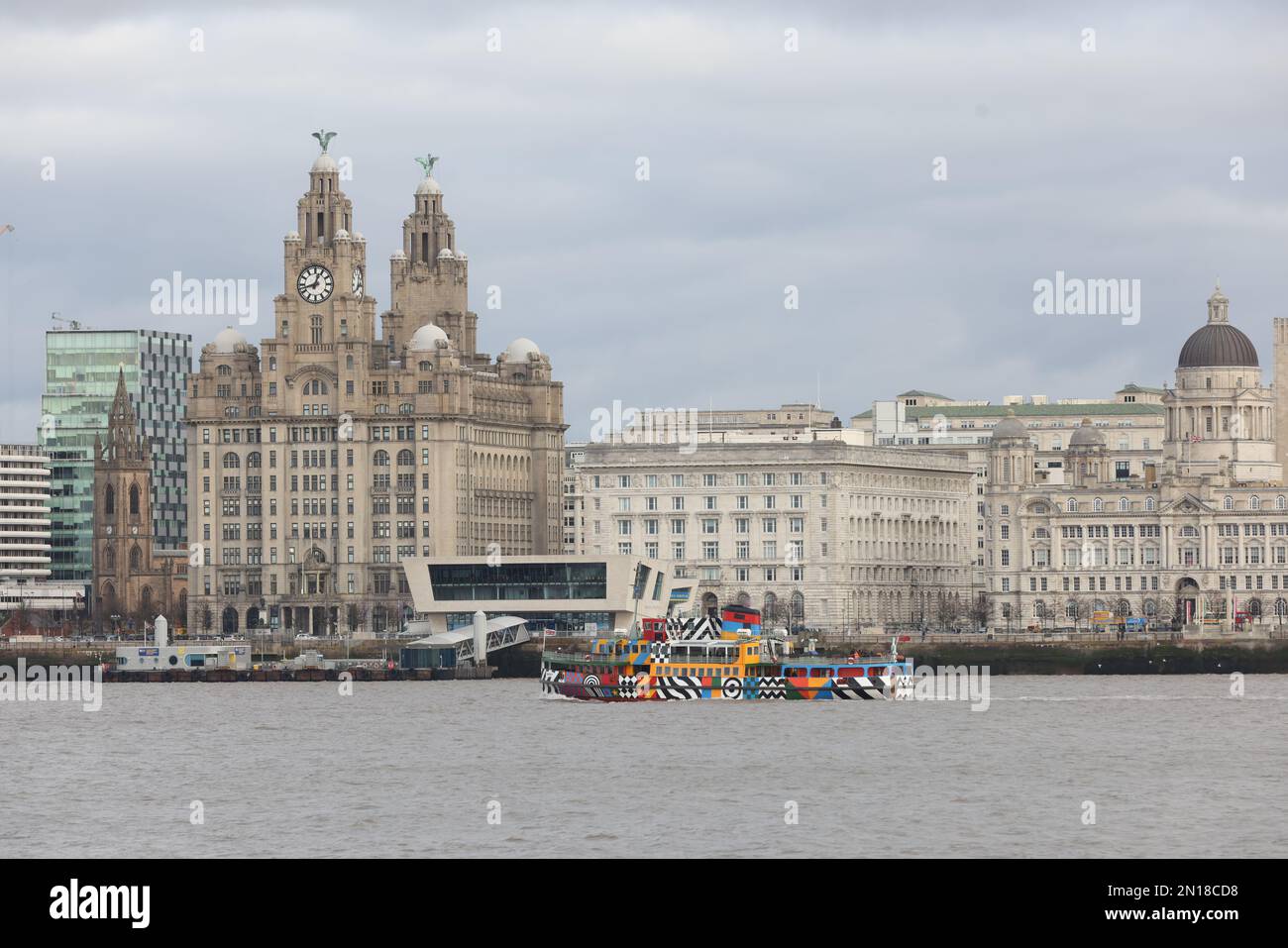 Allgemeiner Blick auf die Hafengebäude von Liverpool einschließlich Royal Liver Building, Museum of Liverpool, ACC Convention Centre, M&S Bank Arena, Großbritannien. Stockfoto