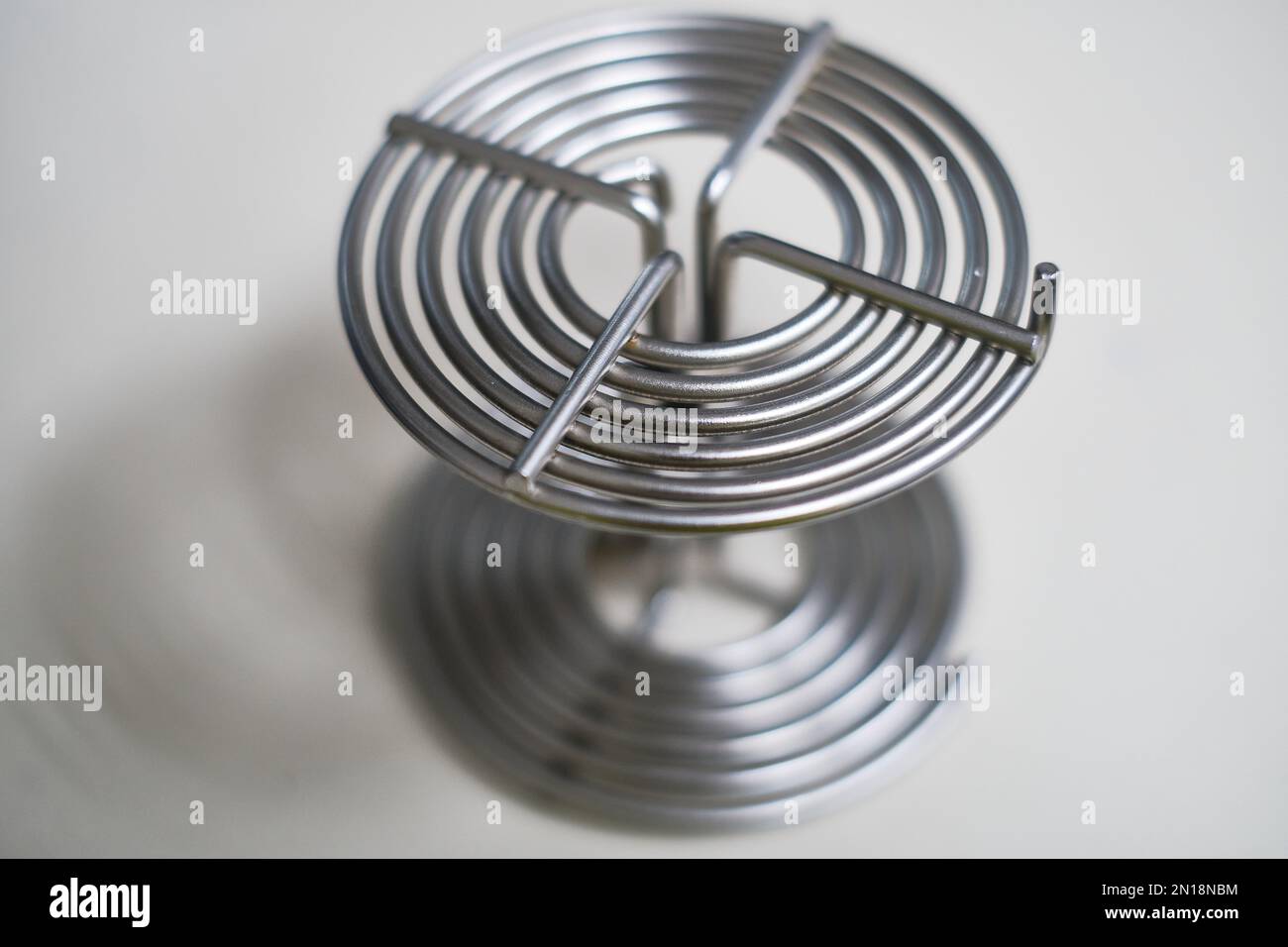 Selektivfokus, Spiralwalze zur Entwicklung von 35 mm Photofilm. Detaildarstellung der Laborgeräte für analoge Filme Stockfoto