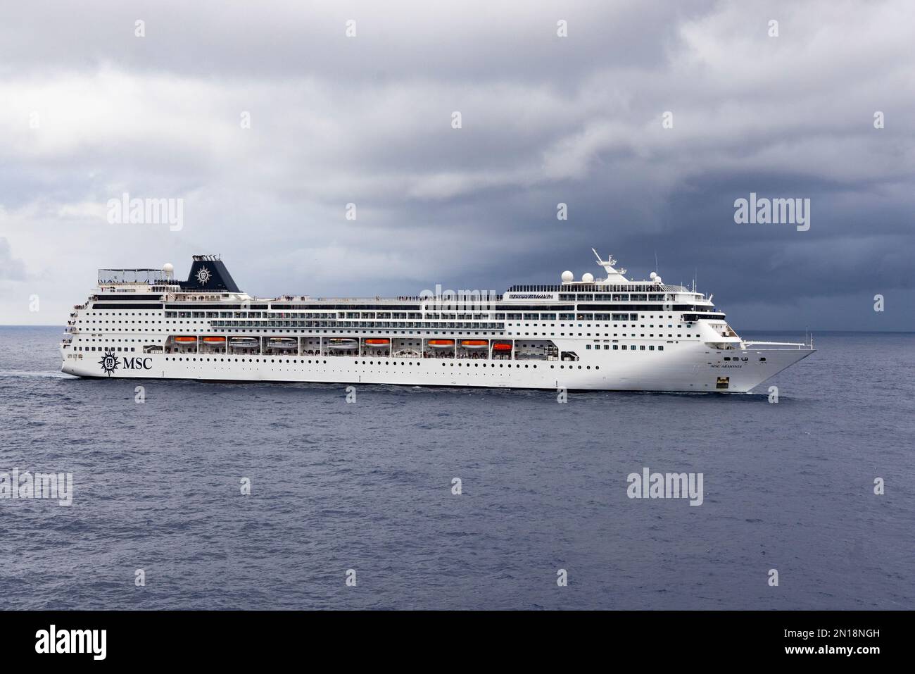 Das MSC Kreuzfahrtschiff „Armonia“. MSC Armonia ist ein Kreuzfahrtschiff der Lirica-Klasse, das sich im Besitz von MSC Cruises befindet und von MSC Cruises betrieben wird. Ursprünglich 2001 für den jetzt defun erbaut Stockfoto