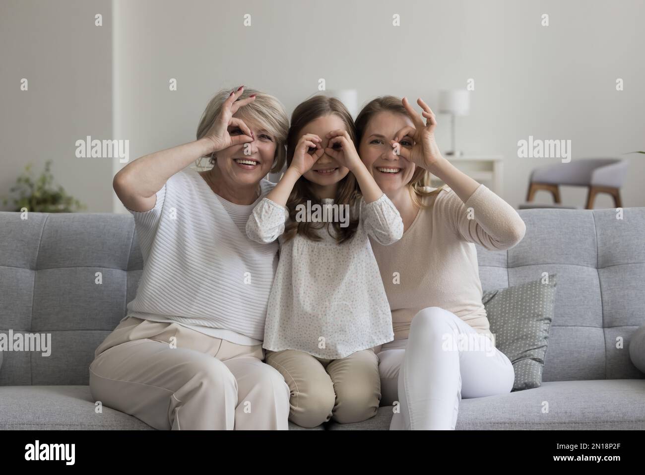 Fröhliches Mädchen, mama und Oma, die sich zu Hause amüsieren Stockfoto