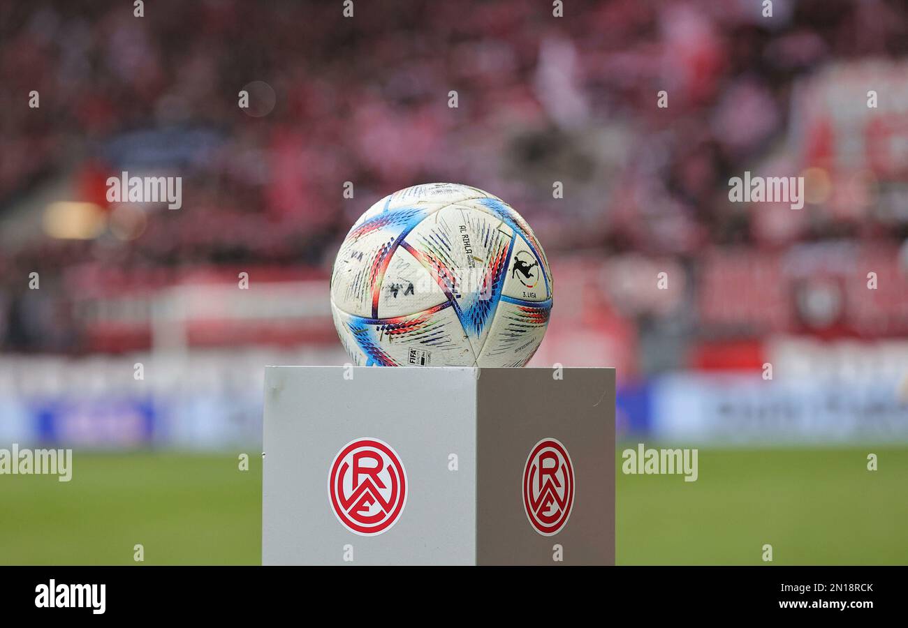 Essen Sie, Deutschland. 05. Februar 2023. firo : 05.02.2023, Fußball, 3. Division, 3. Bundesliga, Staffel 2022/2023, RWE, Rot-Weiss Essen - MSV Duisburg 1:1 RWE Logo mit Ball Credit: dpa/Alamy Live News Stockfoto