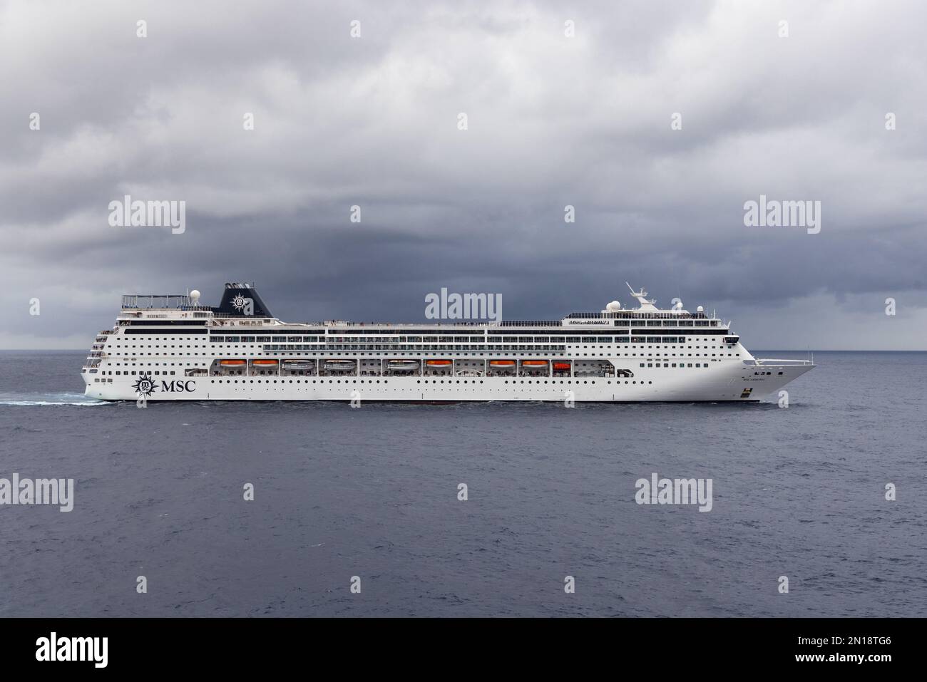 Das MSC Kreuzfahrtschiff „Armonia“. MSC Armonia ist ein Kreuzfahrtschiff der Lirica-Klasse, das sich im Besitz von MSC Cruises befindet und von MSC Cruises betrieben wird. Ursprünglich 2001 für den jetzt defun erbaut Stockfoto