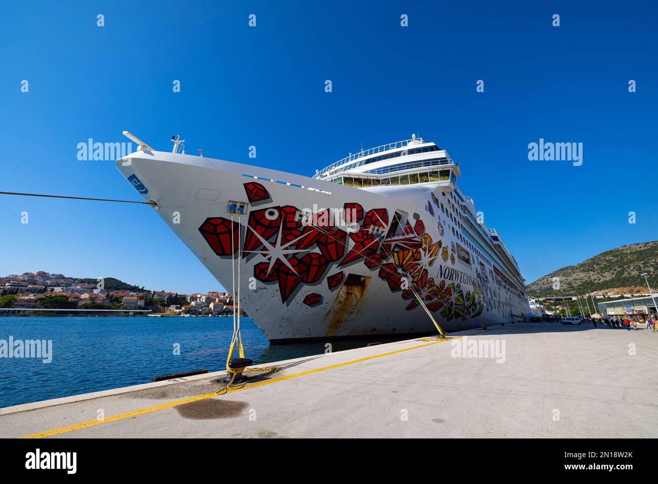 Das norwegische Edelstein-Kreuzfahrtschiff ankerte in Dubrovnik, kroatischer Hafen. Norwegian Juwel ist ein Kreuzfahrtschiff der Norwegian Cruise Line (NCL). Sie war es Stockfoto Das norwegische Edelstein-Kreuzfahrtschiff ankerte in Dubrovnik, kroatischer Hafen. Norwegian Juwel ist ein Kreuzfahrtschiff der Norwegian Cruise Line (NCL). Sie war es Stockfoto