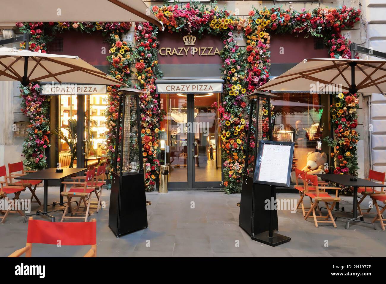 EIN AUSSENBLICK AUF DAS VERRÜCKTE PIZZARESTAURANT, DAS DEM ITALIENISCHEN UNTERNEHMER FLAVIO BRIATORE GEHÖRT Stockfoto
