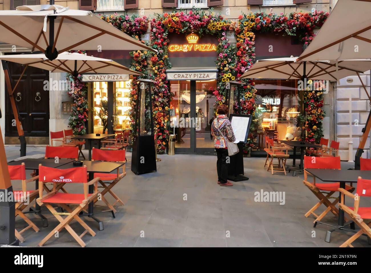 EIN AUSSENBLICK AUF DAS VERRÜCKTE PIZZARESTAURANT, DAS DEM ITALIENISCHEN UNTERNEHMER FLAVIO BRIATORE GEHÖRT Stockfoto