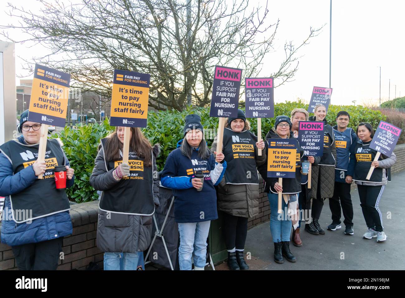 Newcastle upon Tyne, Großbritannien. 6. Februar 2023. Das Royal College of Nursing - RCN streikt heute und morgen in England. Die NHS-Krankenschwestern am Streikposten im Freeman Hospital erhalten Hupen der Unterstützung von Autofahrern, die am Eingang des Newcastle Hospitals NHS Foundation Trust vorbeifahren, da ihr erster von zwei 12 Stunden Streiktagen diese Woche beginnt. Kredit: Hazel Plater/Alamy Live News Stockfoto