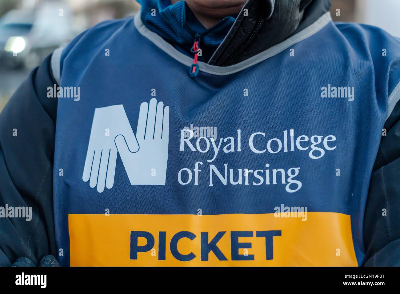 Newcastle upon Tyne, Großbritannien. 6. Februar 2023. Das Royal College of Nursing - RCN streikt heute und morgen in England. Die NHS-Krankenschwestern am Streikposten im Freeman Hospital erhalten Hupen der Unterstützung von Autofahrern, die am Eingang des Newcastle Hospitals NHS Foundation Trust vorbeifahren, da ihr erster von zwei 12 Stunden Streiktagen diese Woche beginnt. Kredit: Hazel Plater/Alamy Live News Stockfoto