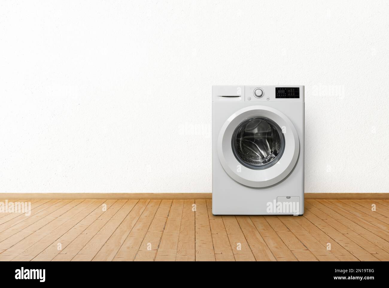 Waschmaschine in leerem Innenraum. Stockfoto