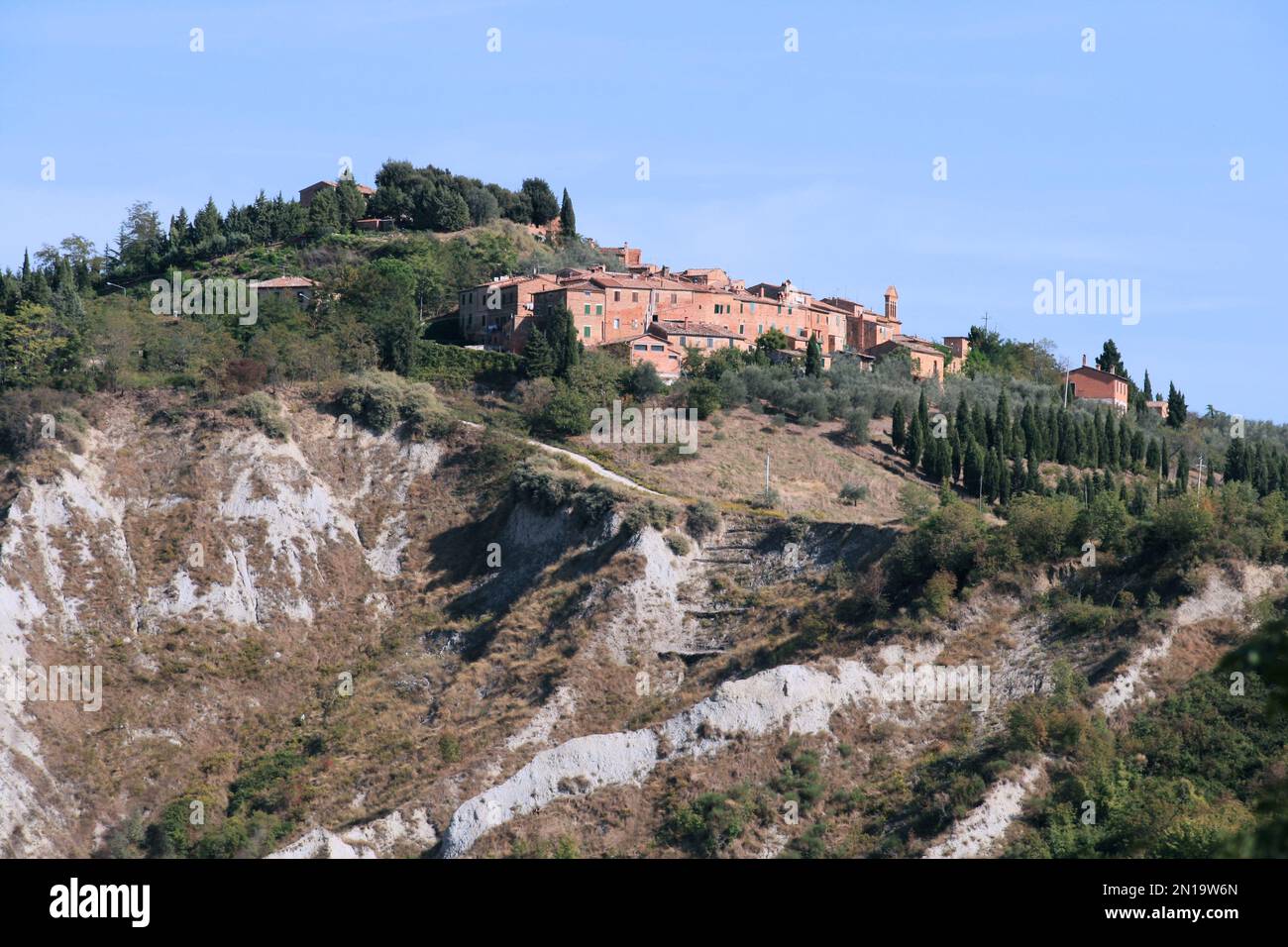 Kleines unbekanntes Dorf auf einem Hügel in italien Stockfoto