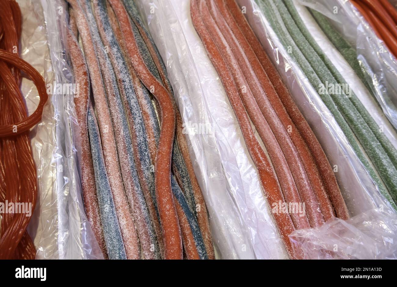 Details traditioneller Süßigkeiten in einem alten Markt, ungesunde Lebensmittel Stockfoto