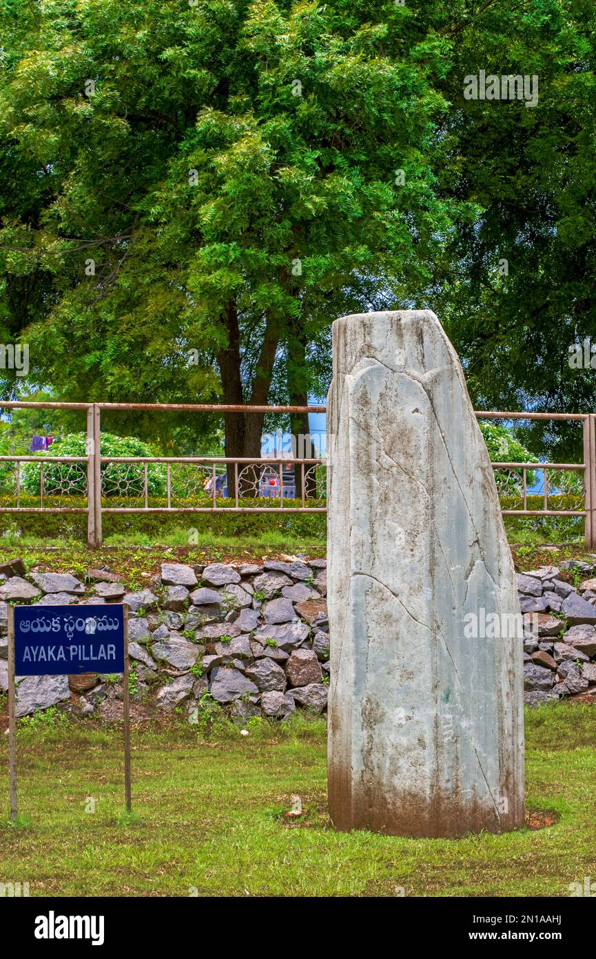 08 24 2015 Stein ruinierte den buddhistischen Maha Chaitya, eine große Stupa, die im 3. Jahrhundert v. Chr. in Amaravati, Andhra Pradesh, Indien Asien, erbaut wurde. Stockfoto