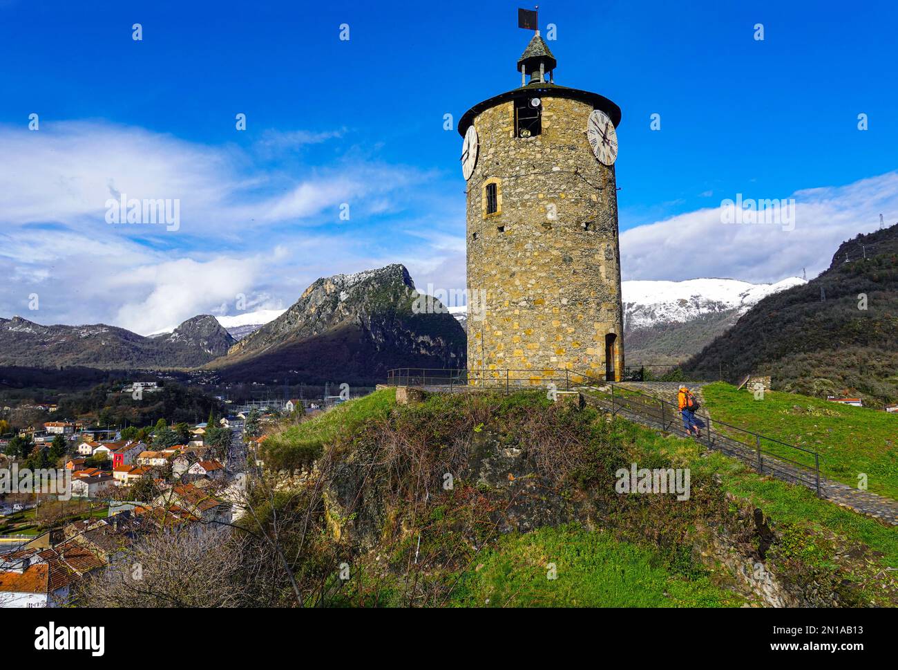Der Uhrturm oben in Tarascon sur Ariege, den französischen Pyrenäen, der Ariege, Frankreich mit schneebedeckten Bergen Stockfoto