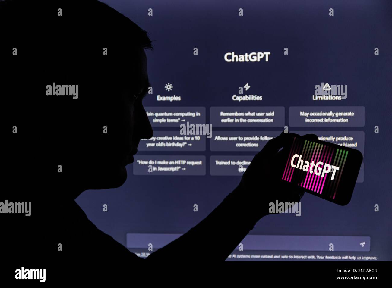 Kaunas, Lithunaia - 2022, Februar 5: Man-Silhouette mit Smartphone und ChatGPT-Logo. ChatGPT ist ein AI-Chatbot, der von OpenAI hergestellt wird. Stockfoto