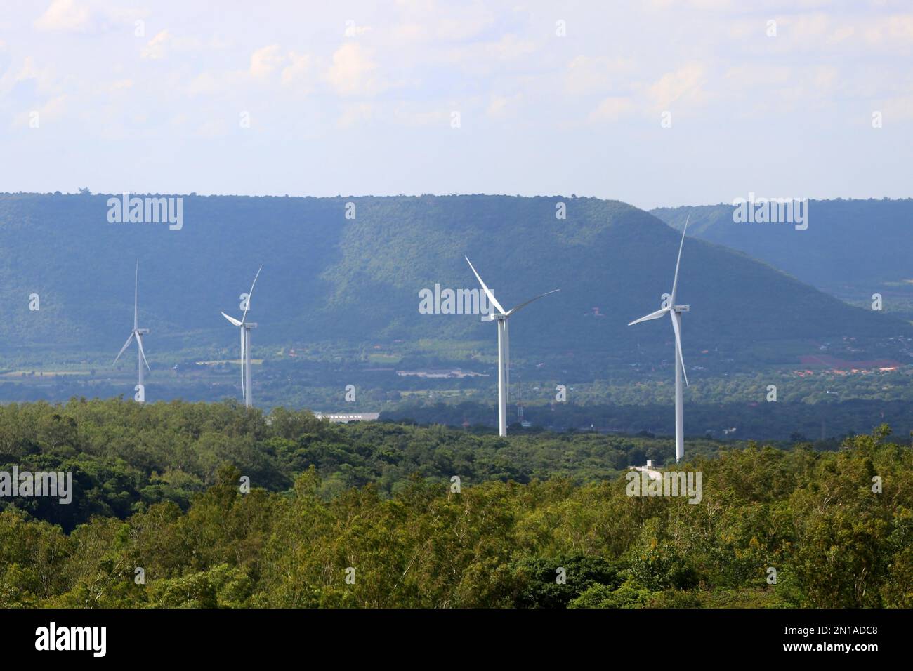 Windmühle für erneuerbare Energien mit schönen Himmelshintergrund Stockfoto