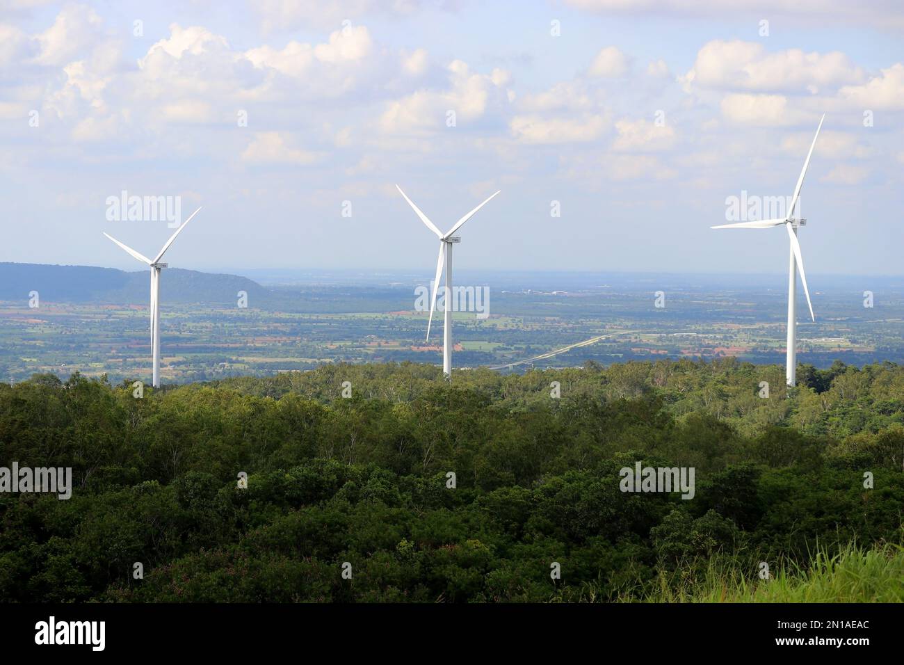 Windmühle für erneuerbare Energien mit schönen Himmelshintergrund Stockfoto