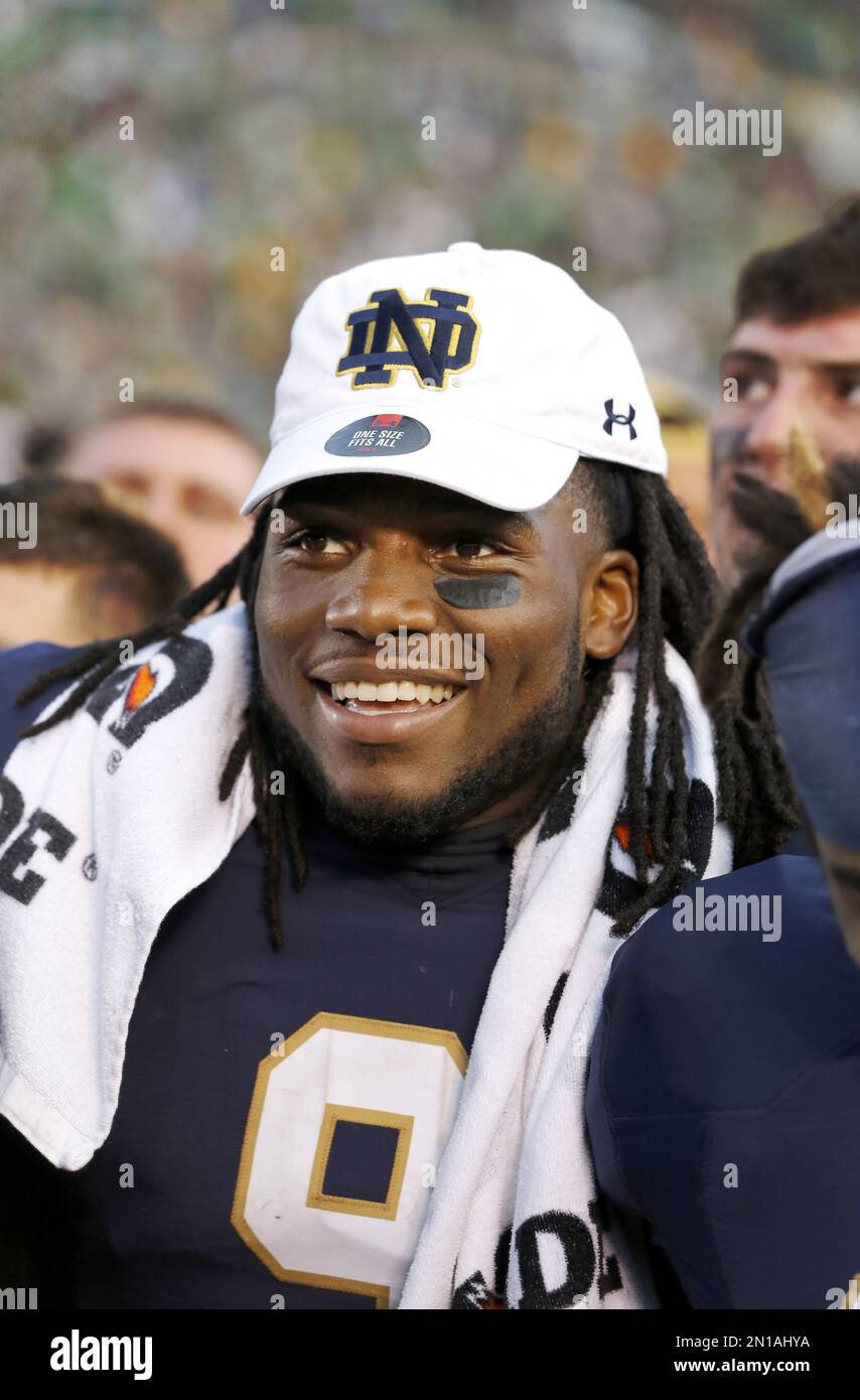 Notre Dame linebacker Jaylon Smith smiles after an NCAA college football game against Massachusetts Saturday, Sept. 26, 2015, in South Bend, Ind. (AP Photo/Charles Rex Arbogast) Stockfoto