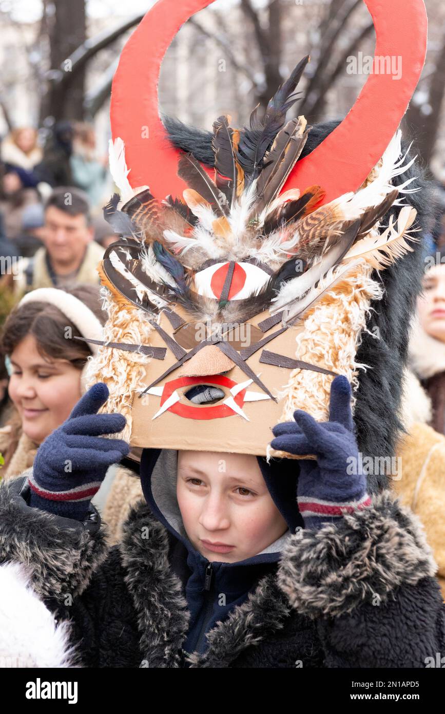 Junger Teilnehmer mit abgenommener Maske beim Surva International Masquerade and Mummers Festival in Pernik, Bulgarien, Osteuropa, Balkan, Stockfoto