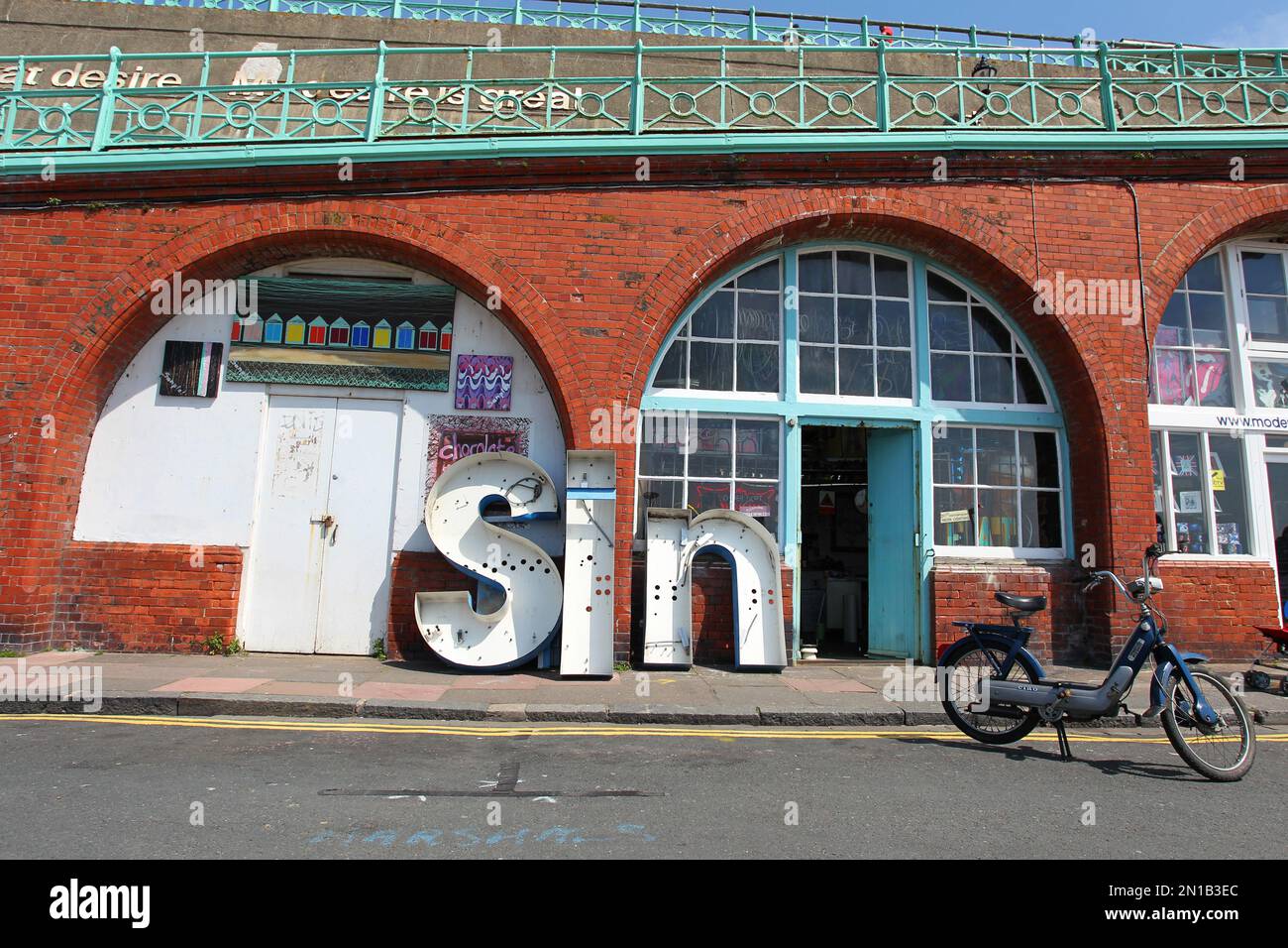 Ein Vintage Schild mit der Aufschrift "Sünde" im Bild außerhalb einer unabhängigen Werkstatt in Brighton, East Sussex, UK. Stockfoto
