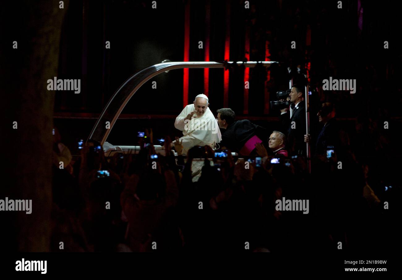 Pope Francis waves to the crowd as he passes along Benjamin Franklin Parkway in Philadelphia, Saturday, Sept. 26, 2015. Francis attended a music-and-prayer festival there Saturday night to close out the World Meeting of Families, a Vatican-sponsored conference of more than 18,000 people from around the world. (AP Photo/Alessandra Tarantino) Stockfoto